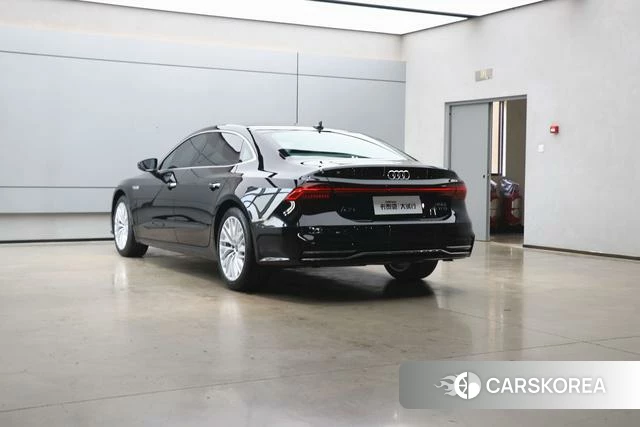 Audi A7L 2023 Черный из Китая