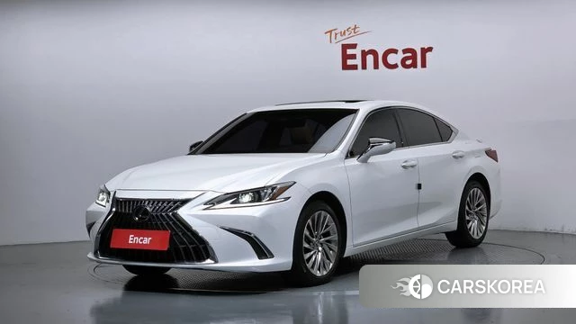Lexus ES300h 7th generation 2023 Белый из Кореи