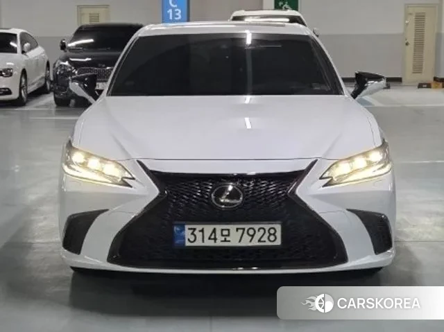 Lexus ES300h 7th generation 2023 Белый из Кореи