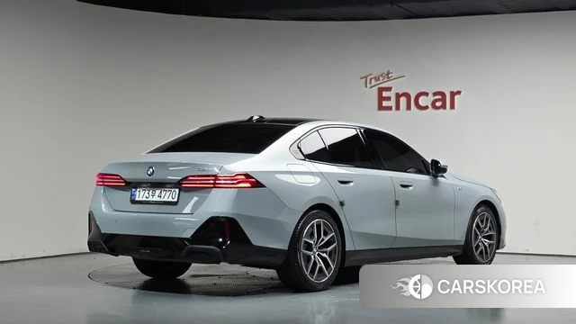 BMW 5 Series (G60) 2024 Серебристо-серый из Кореи