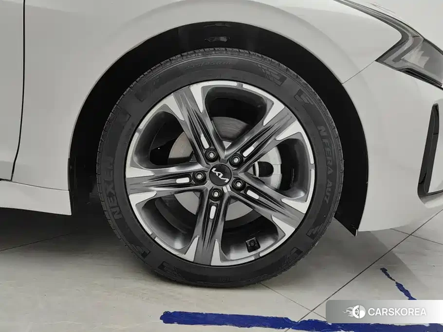Kia K5 2023 Белый из Китая