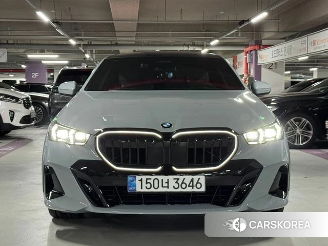BMW 5 Series (G60) 2026 Светло-серебряный цвет из Кореи