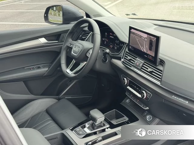 Audi Q5L 2022 Темно-серый из Китая