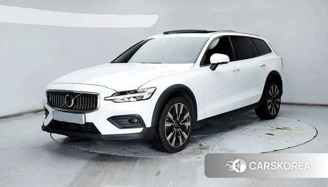 Volvo V60 Cross-Country 2nd Generation 2021 Белый из Кореи