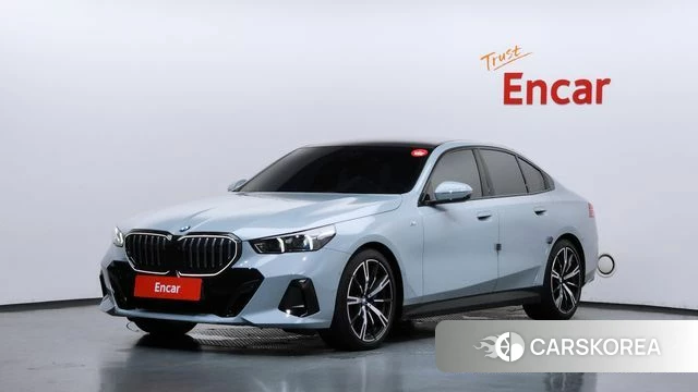 BMW 5 Series (G60) 2025 Светло-серебряный цвет из Кореи