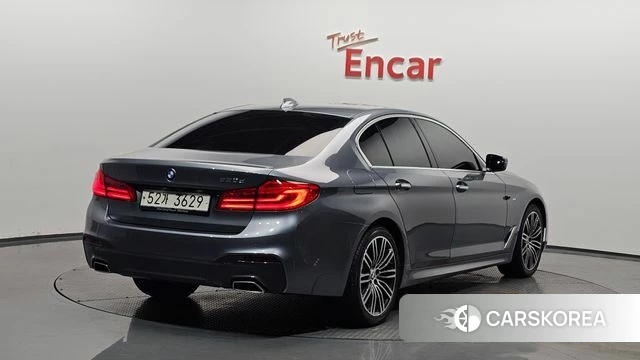 BMW 5 Series (G30) 2018 Серебристо-серый из Кореи