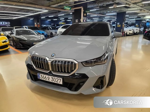 BMW 5 Series (G60) 2026 Светло-серебряный цвет из Кореи