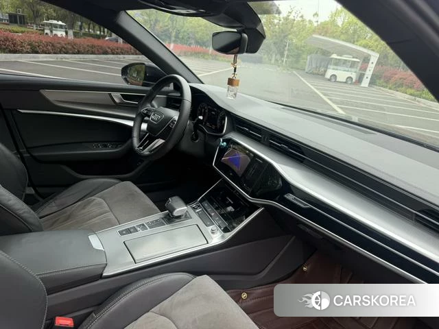 Audi A6L 2022 Черный из Китая