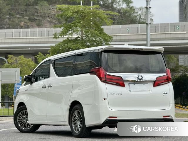 Toyota Elfa 2022 Белый из Китая