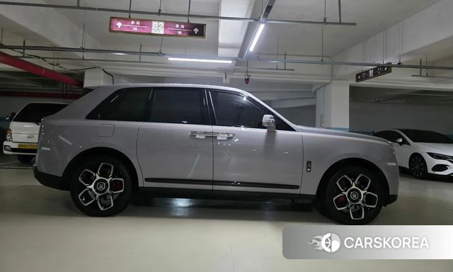 Rolls-Royce Cullinan 2023 Серебристо-серый из Кореи