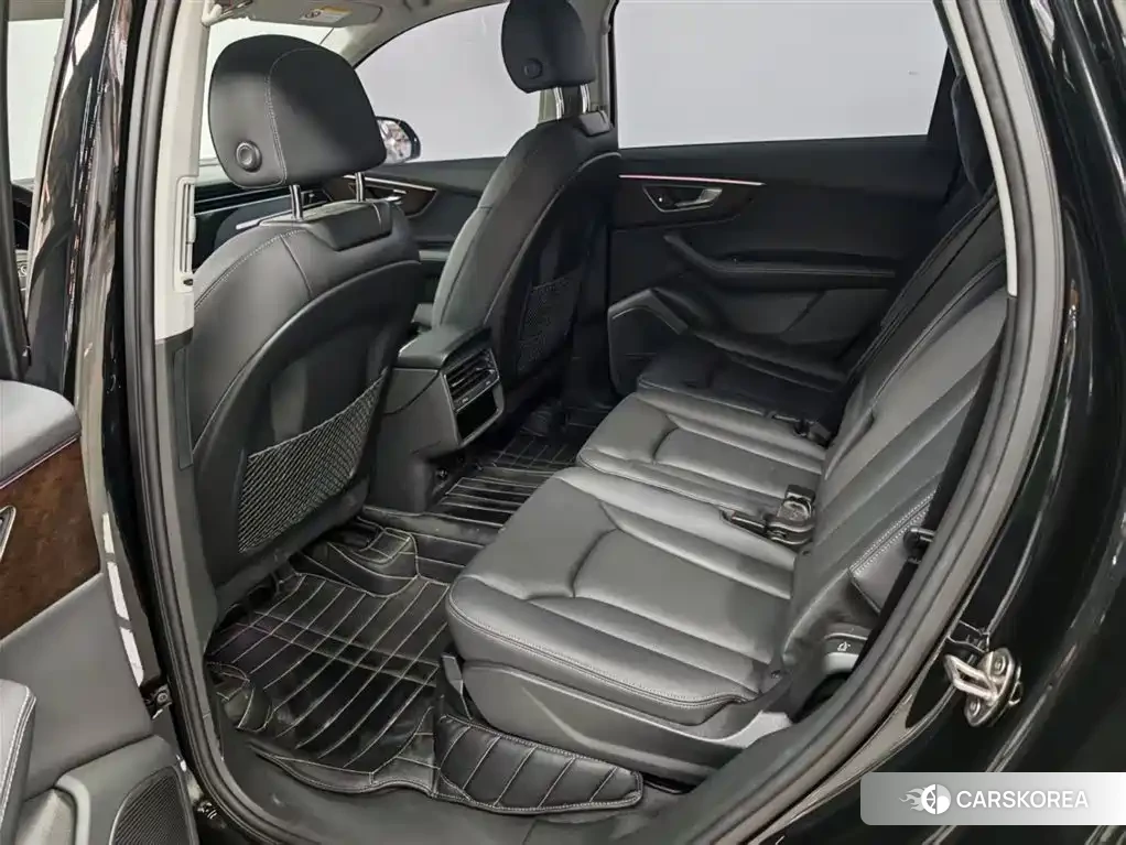 Audi Q7 2025 Черный из Китая
