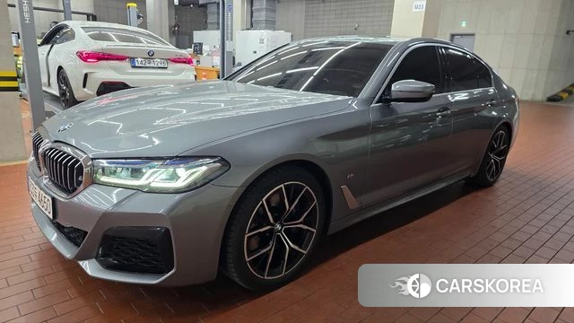 BMW 5 Series (G30) 2022 Серебристо-серый из Кореи