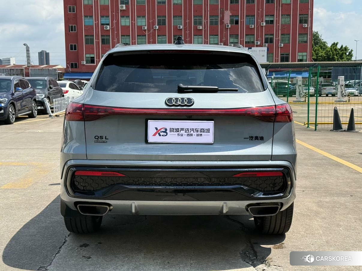 Audi Q5L 2026 Серебристо-серый из Китая