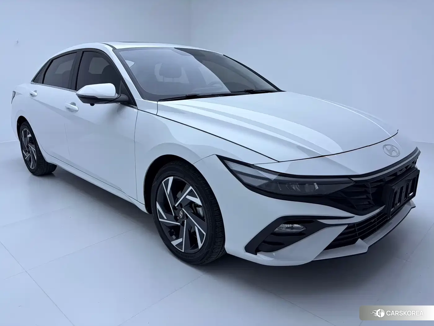 Hyundai Elantra 2023 Белый из Китая