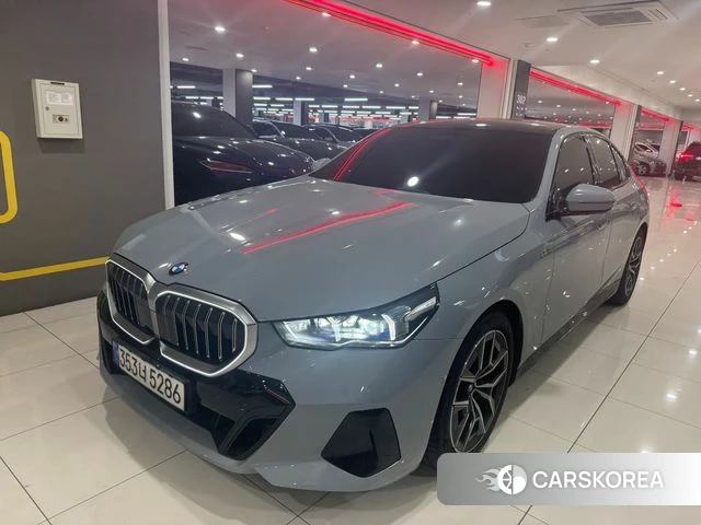 BMW 5 Series (G60) 2024 Светло-серебряный цвет из Кореи