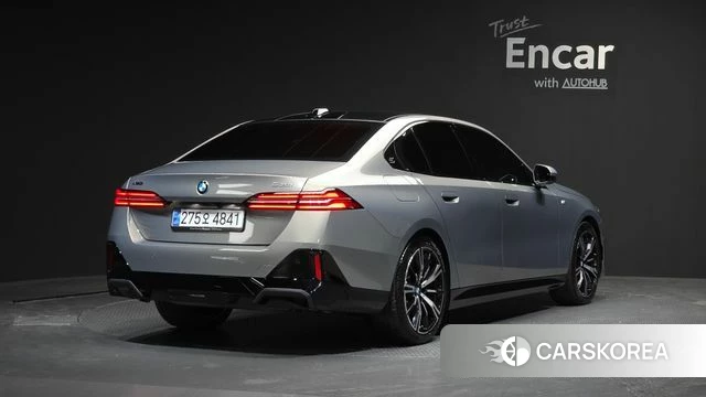 BMW 5 Series (G60) 2025 Серебристо-серый из Кореи