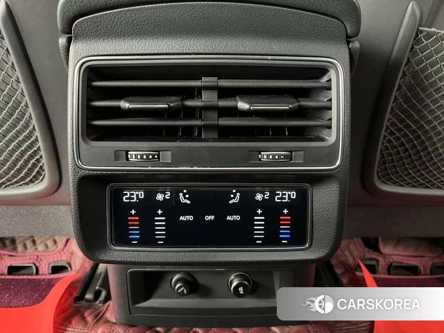 Audi Q7 2021 Черный из Китая