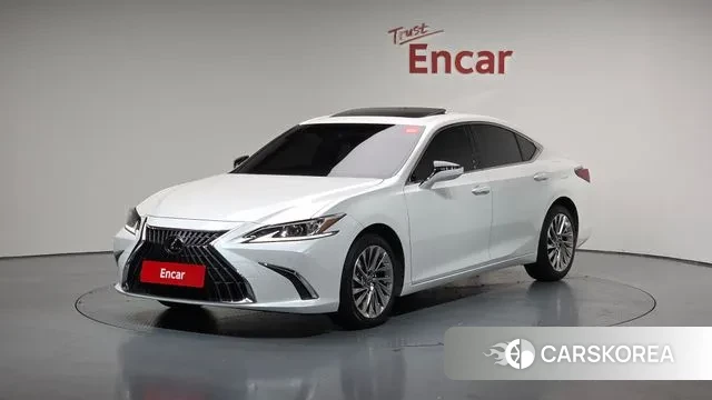 Lexus ES300h 7th generation 2024 Белый из Кореи
