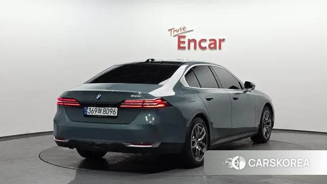 BMW 5 Series (G60) 2023 Синий нефрит из Кореи