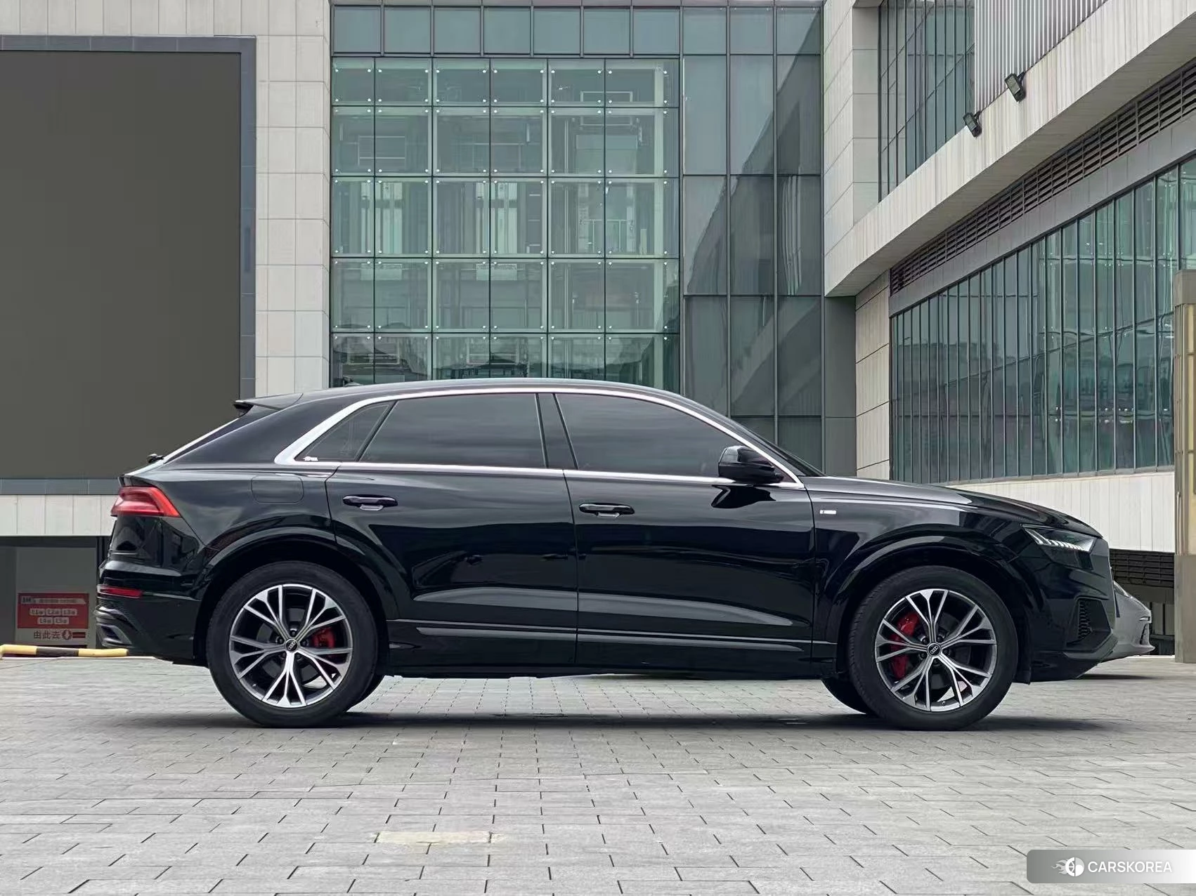 Audi Q8 2021 Черный из Китая