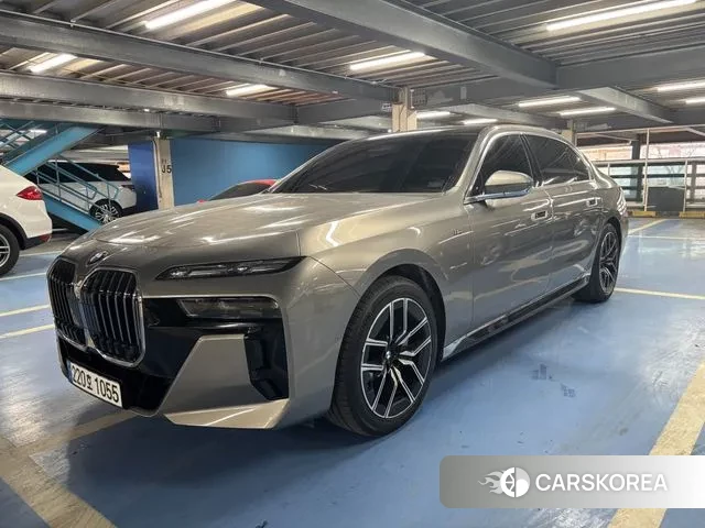 BMW 7 Series (G70) 2023 Песочный из Кореи