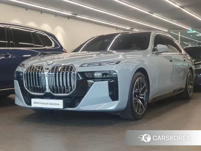 BMW 7 Series (G70) 2024 Цвет галактики из Кореи