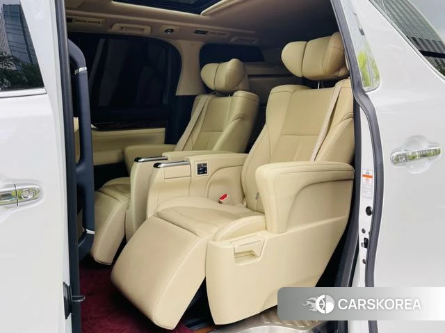 Toyota Elfa 2022 Белый из Китая