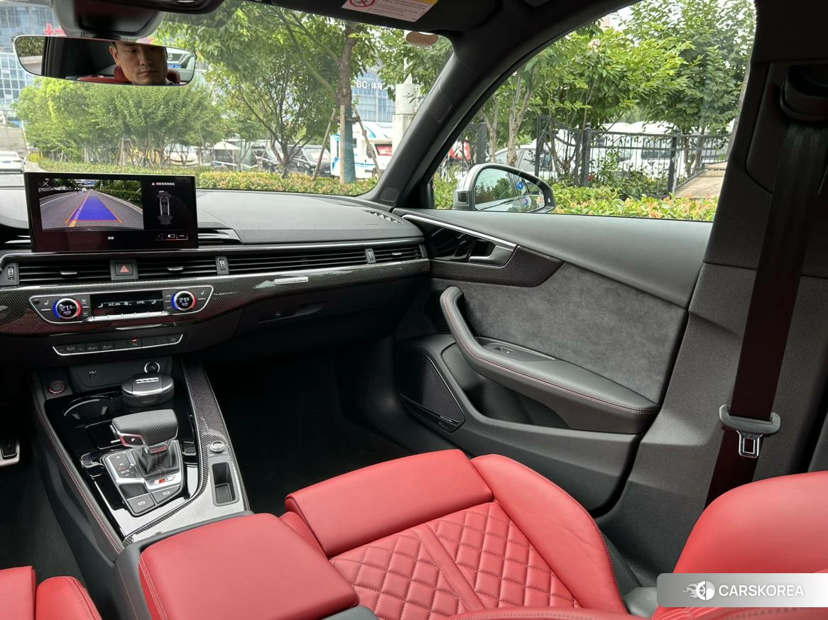 Audi S4 2023 Темно-серый из Китая