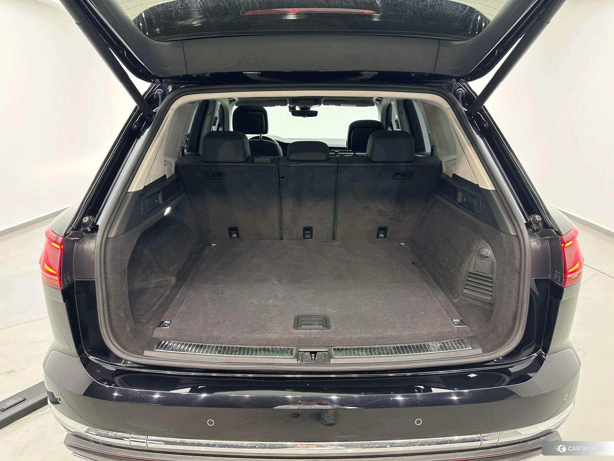 Volkswagen Touareg PHEV 2020 Черный из Китая