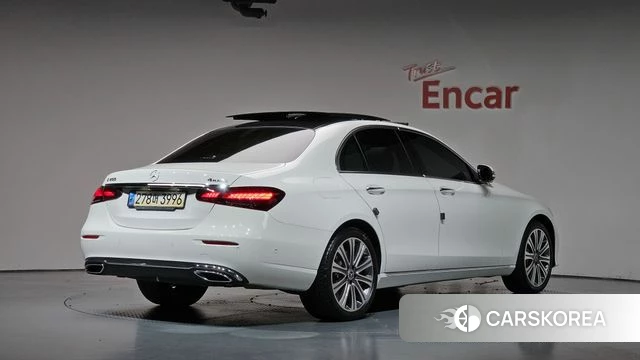Mercedes-Benz E-Class W213 2022 Белый из Кореи