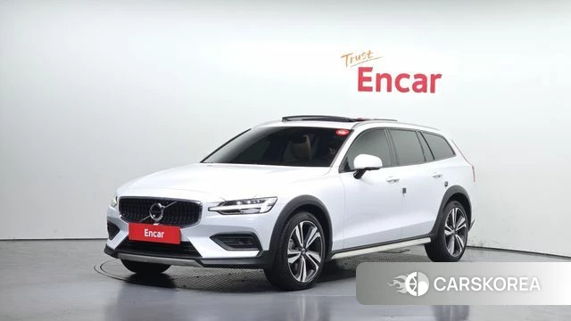 Volvo V60 Cross-Country 2nd Generation 2021 Белый из Кореи
