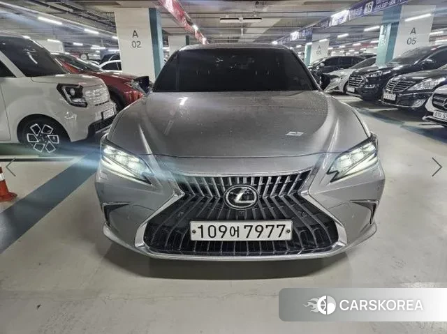 Lexus ES300h 7th generation 2023 Серебристо-серый из Кореи