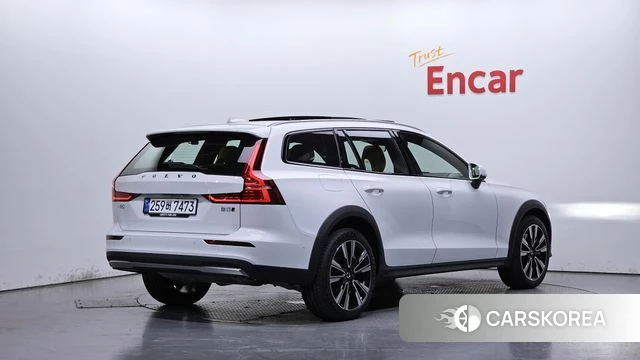 Volvo V60 Cross-Country 2nd Generation 2026 Белый из Кореи