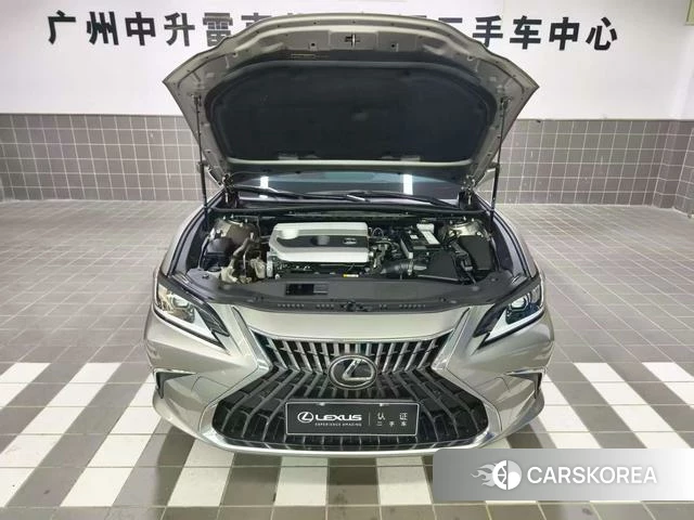 Lexus ES 2022 Серебристо-серый из Китая