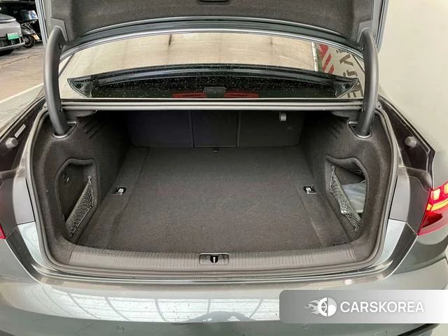 Audi A4L 2022 Темно-серый из Китая