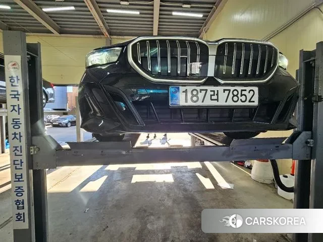 BMW 5 Series (G60) 2024 Черный из Кореи