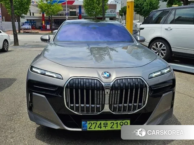 BMW 7 Series (G70) 2025 Серебристо-серый из Кореи