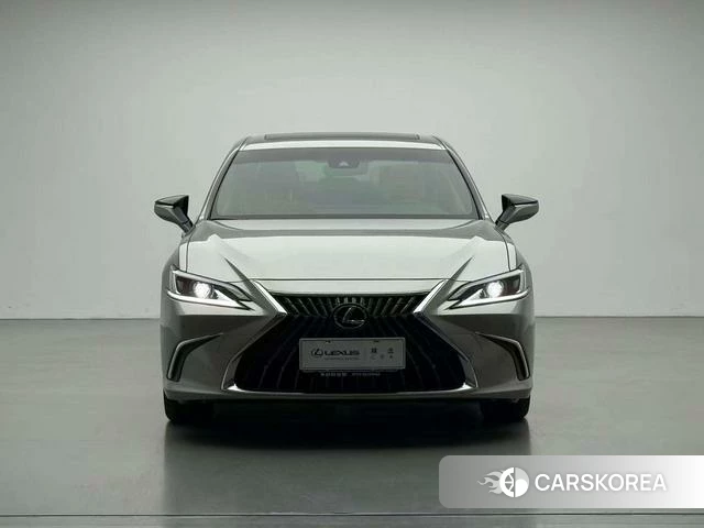 Lexus ES 2023 Серебристо-серый из Китая