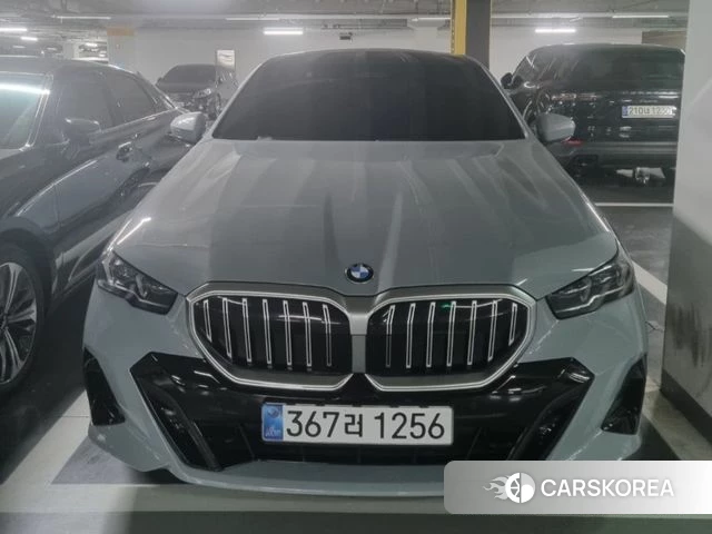 BMW 5 Series (G60) 2026 Светло-серебряный цвет из Кореи