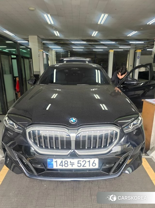 BMW 5 Series (G60) 2024 Черный из Кореи