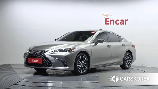 Lexus ES300h 7th generation 2023 Серебряный из Кореи