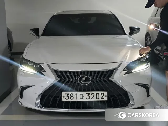 Lexus ES300h 7th generation 2023 Белый из Кореи