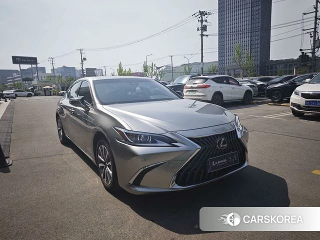 Lexus ES 2022 Серебристо-серый из Китая