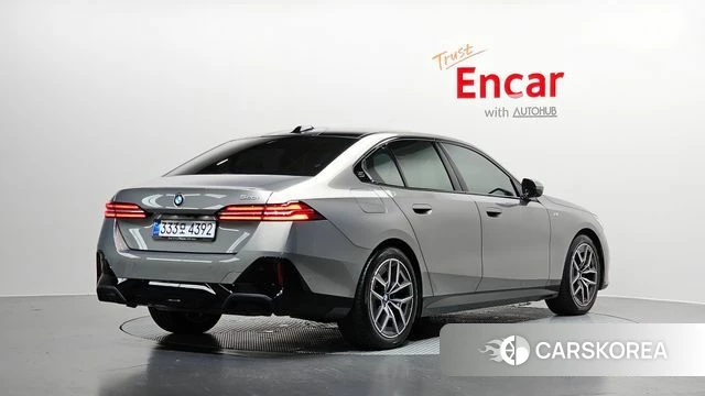 BMW 5 Series (G60) 2025 Песочный из Кореи