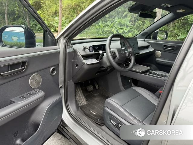 Toyota Platinum Wisdom 3X 2026 Темно-серый из Китая