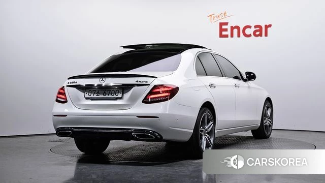 Mercedes-Benz E-Class W213 2018 Белый из Кореи