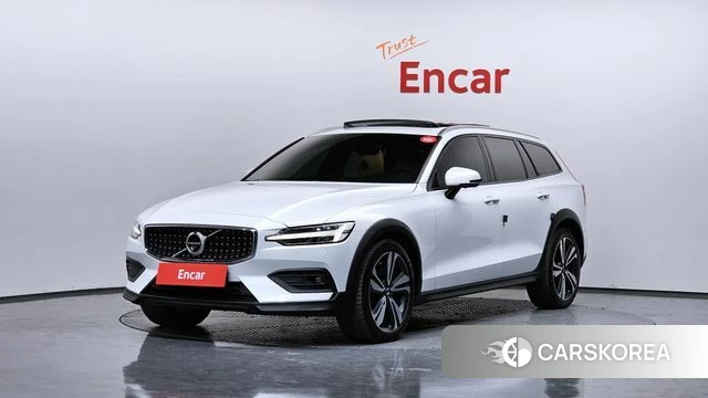 Volvo V60 Cross-Country 2nd Generation 2021 Белый из Кореи