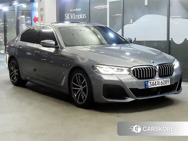 BMW 5 Series (G30) 2023 Серебристо-серый из Кореи