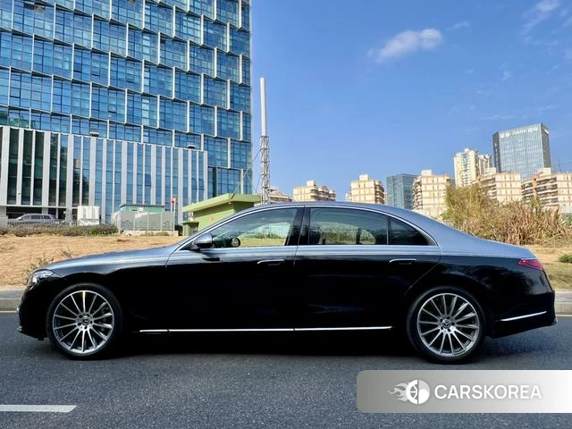 Mercedes-Benz S-class 2023 Серебристо-серый из Китая