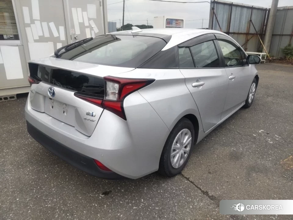 Toyota Prius 2021 из Японии